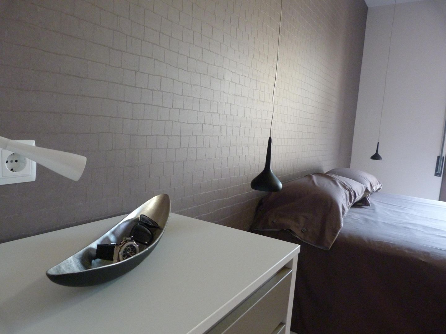 DORMITORIO SUITE, detalle de papel decorativo RENOVA INTERIORS Dormitorios de estilo moderno Iluminación