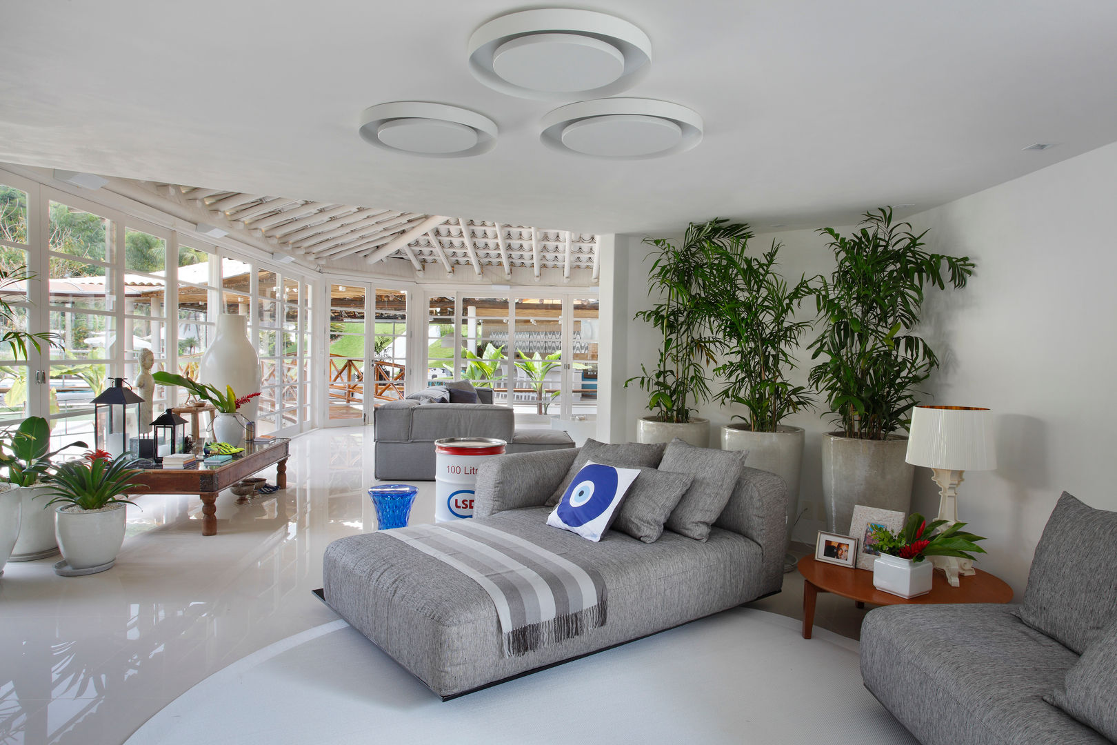 Casa em Angra, Lovisaro Arquitetura e Design Lovisaro Arquitetura e Design モダンデザインの リビング