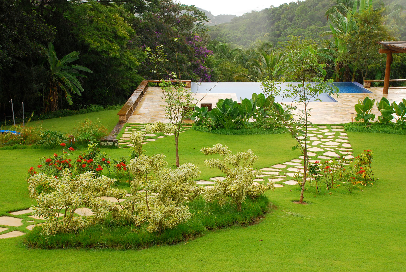 Residência SA - Ilhabela, SP, Gil Fialho Paisagismo Gil Fialho Paisagismo Tropikal Bahçe