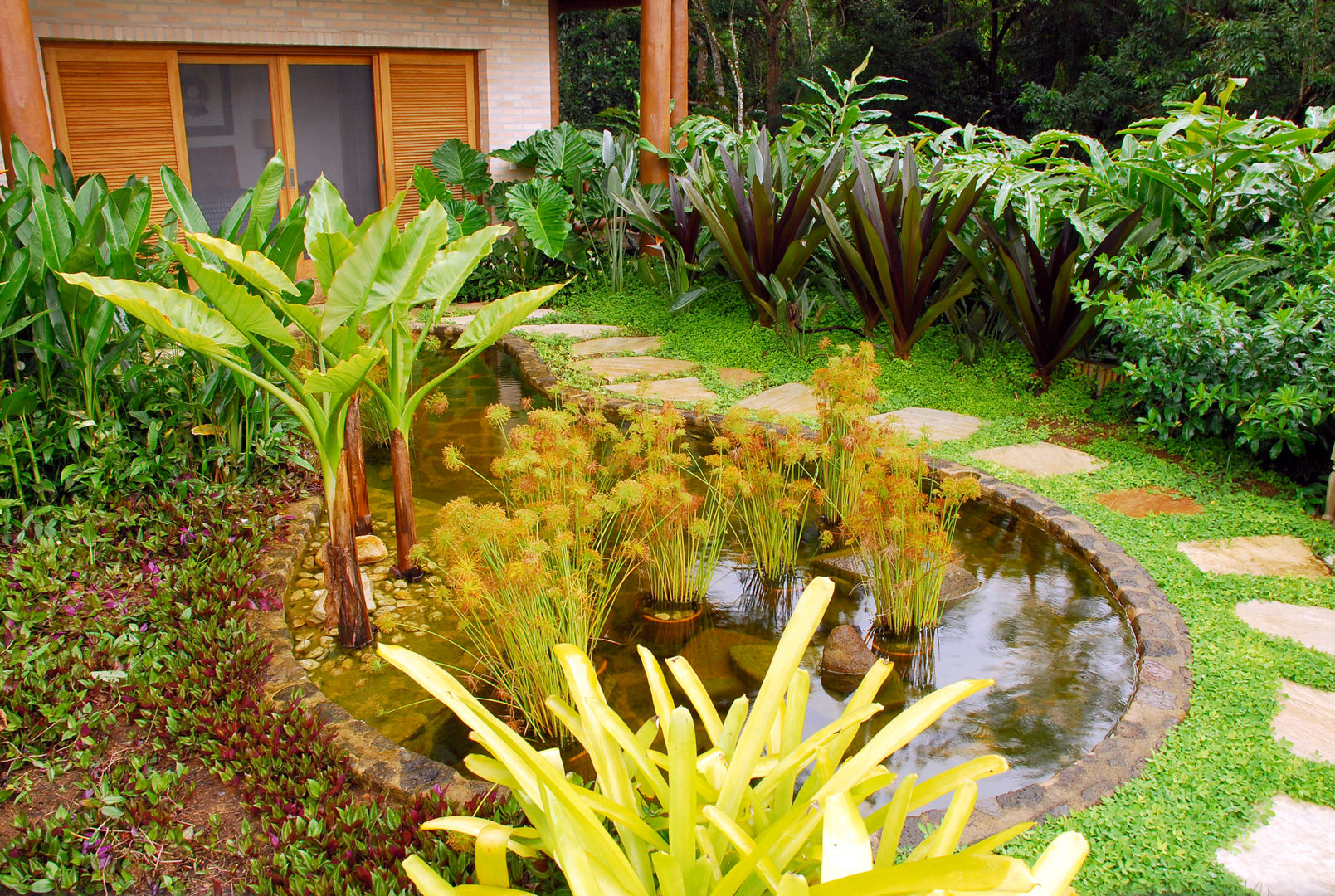 Residência SA - Ilhabela, SP, Gil Fialho Paisagismo Gil Fialho Paisagismo Jardines tropicales