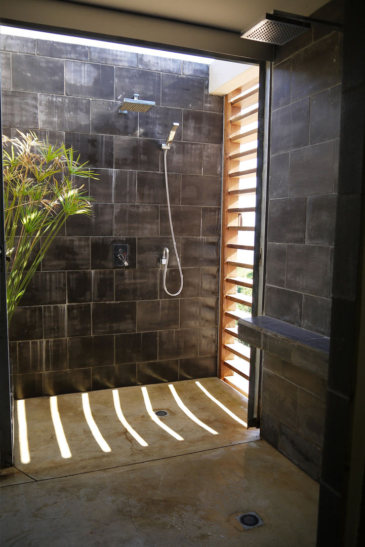 CLEMENTINE house - master bedroom 2 - external shower STUDY CASE sas d'Architecture Chambre tropicale