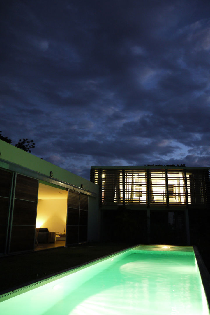 CLEMENTINE house - outside view at night STUDY CASE sas d'Architecture Maisons tropicales