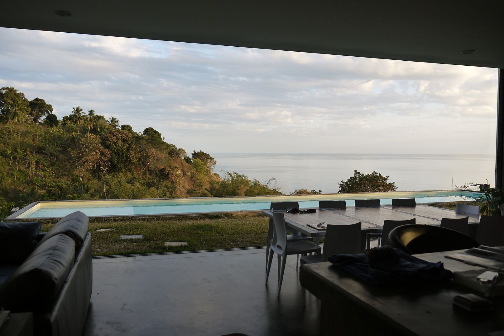 CLEMENTINE house - view from the living room STUDY CASE sas d'Architecture Salon tropical