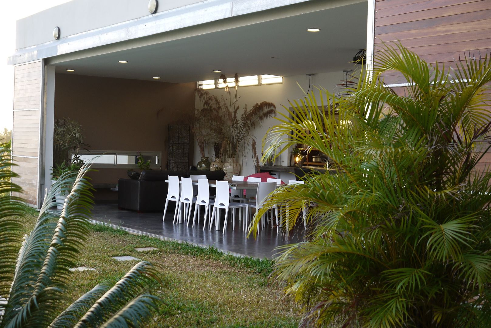 CLEMENTINE house - outside view STUDY CASE sas d'Architecture Tropical style living room