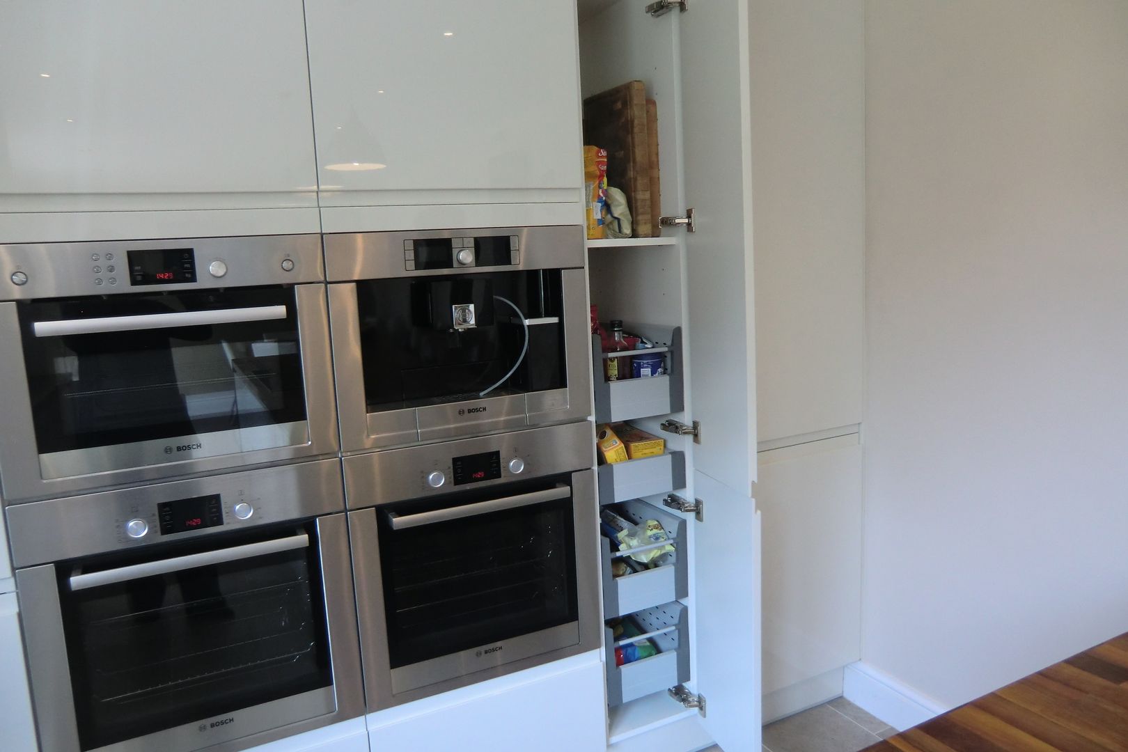 Tall dynamic storage and Bosch appliances Harvey's Select Cocinas modernas Almacenamiento y despensa