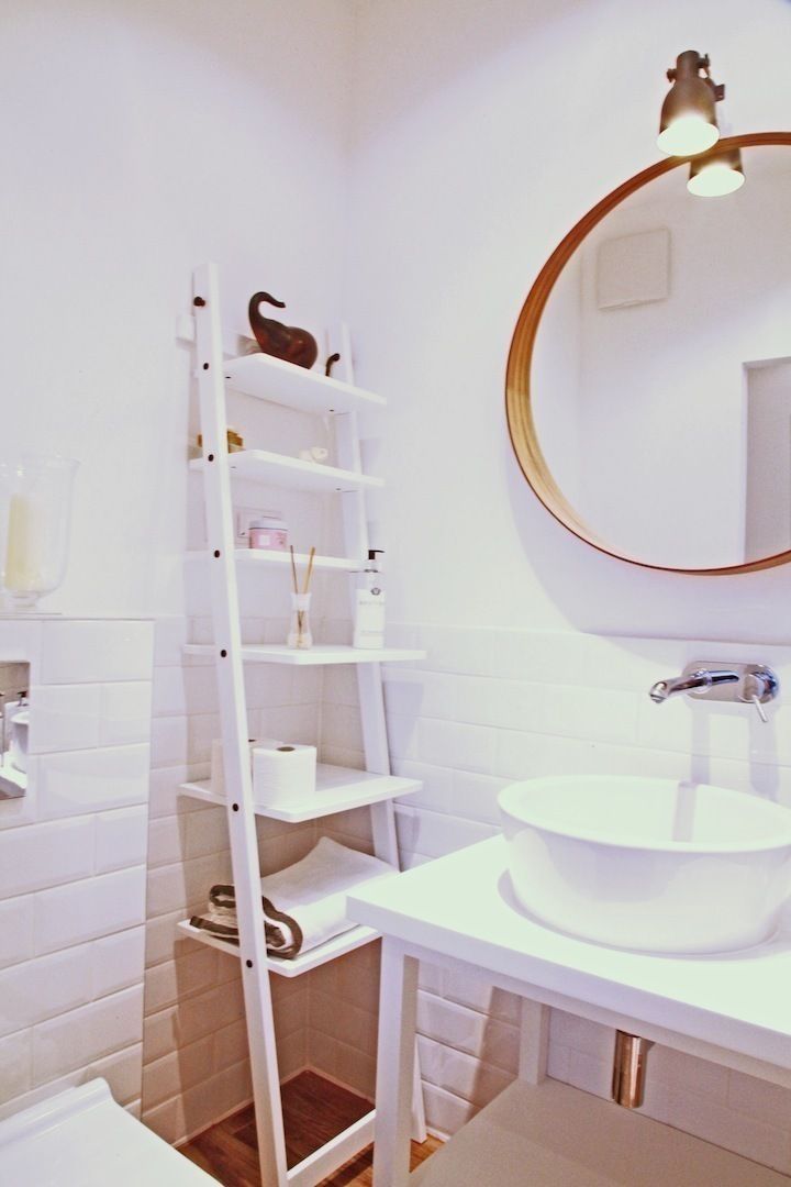 mała biała łazienka gościnna w szafie - projekt i realizacja Anyform, anyform anyform Casas de banho escandinavas