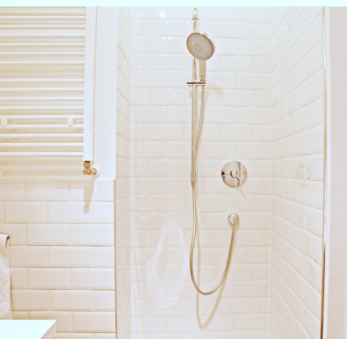mała biała łazienka gościnna w szafie - projekt i realizacja Anyform, anyform anyform Skandynawska łazienka
