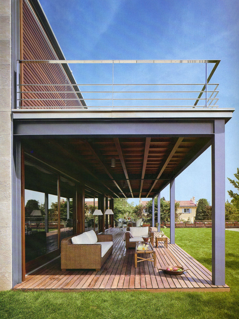 CASA M, Artigas Arquitectes Artigas Arquitectes Modern balcony, veranda & terrace