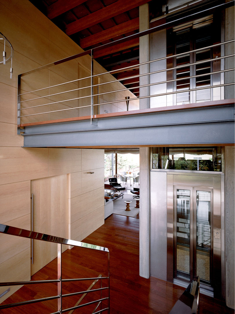 Distribuidor con ascensor Artigas Arquitectes Pasillos, vestíbulos y escaleras modernos
