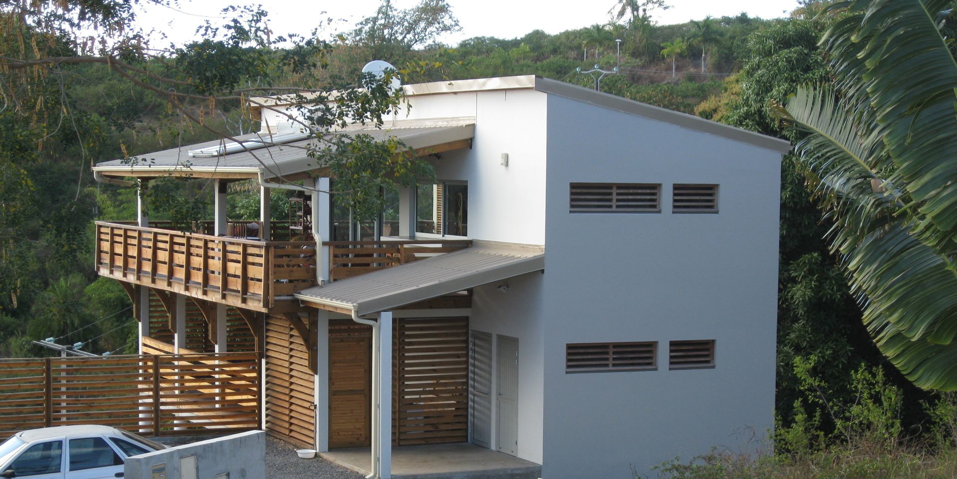 LAUTE house - outside view - west façade STUDY CASE sas d'Architecture Tropical style houses