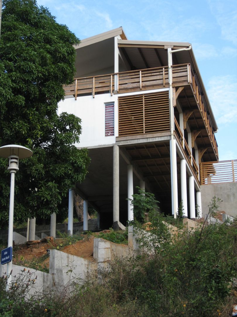 LAUTE house - Southern façade - from below STUDY CASE sas d'Architecture Rumah Tropis