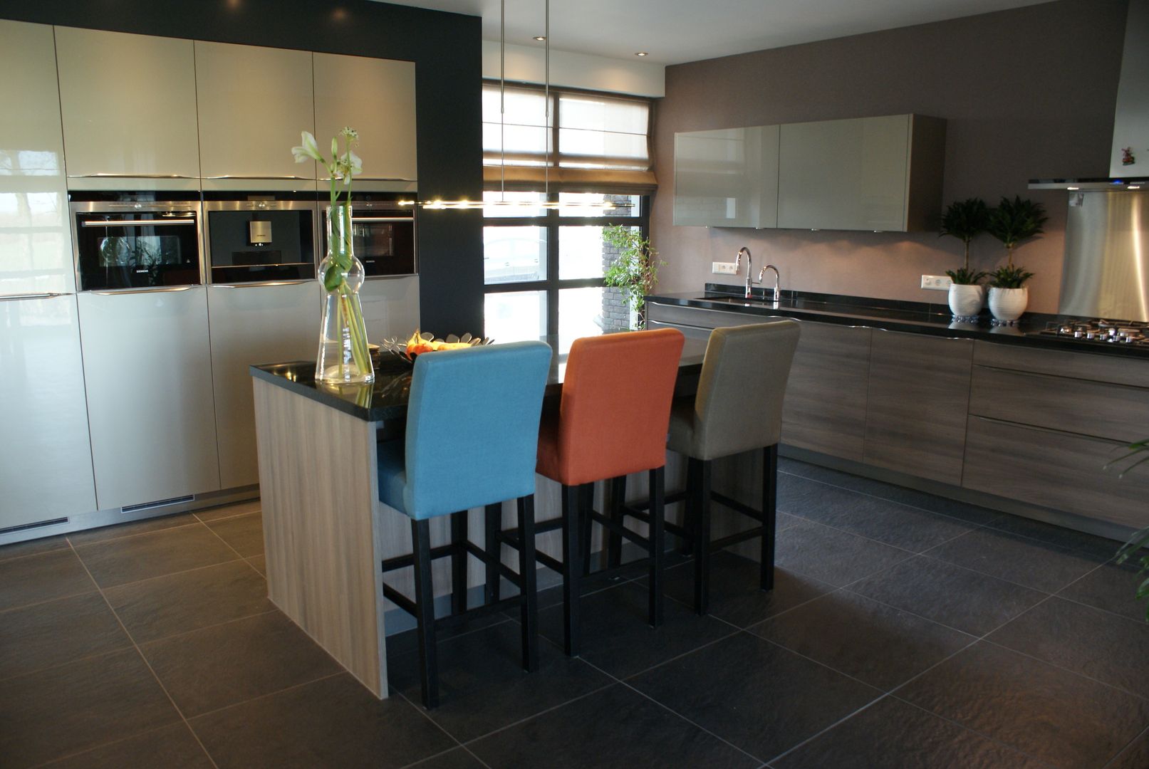 Voor & na reportage , Arkelwonen Arkelsol Arkelwonen Arkelsol Tropical style kitchen Tables & chairs