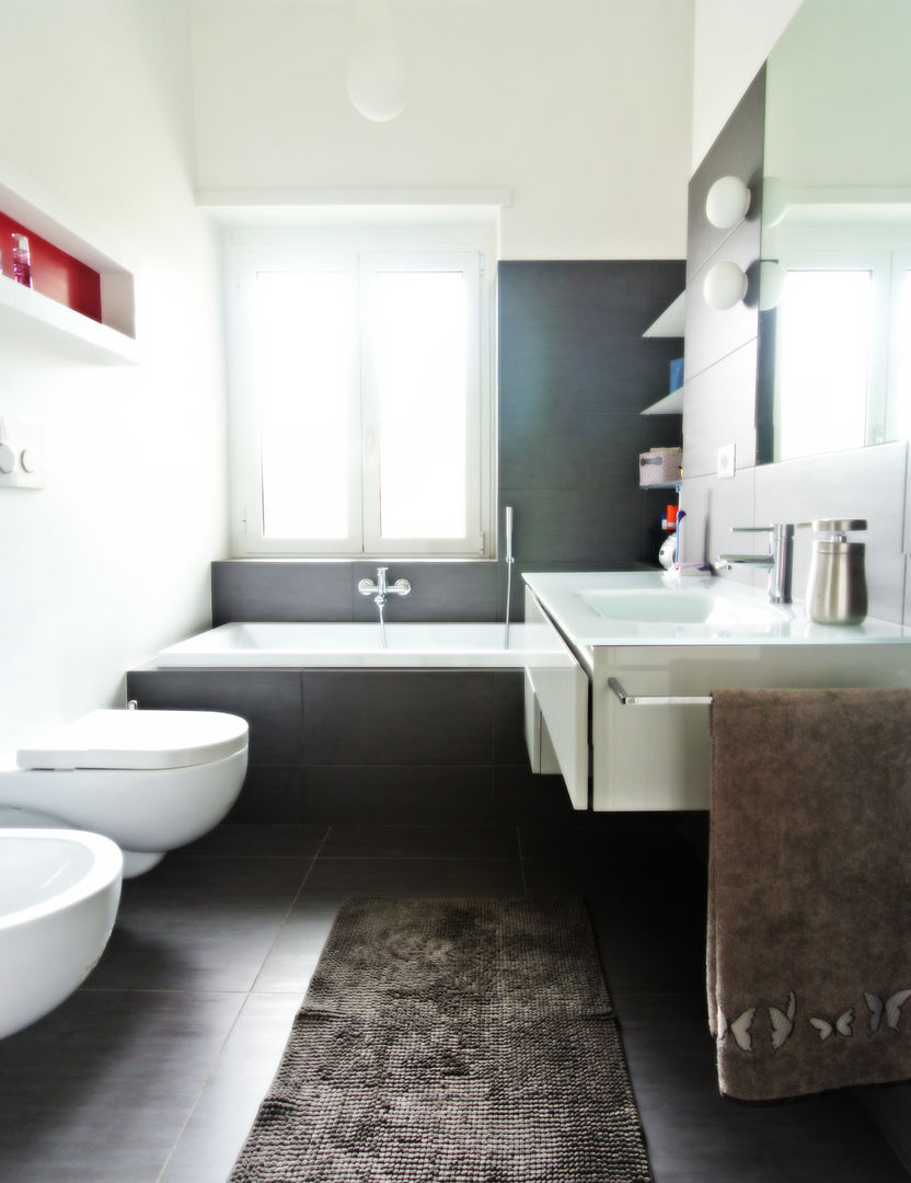 Open space e colore per una giovane famiglia, Archgallery Archgallery Modern Bathroom