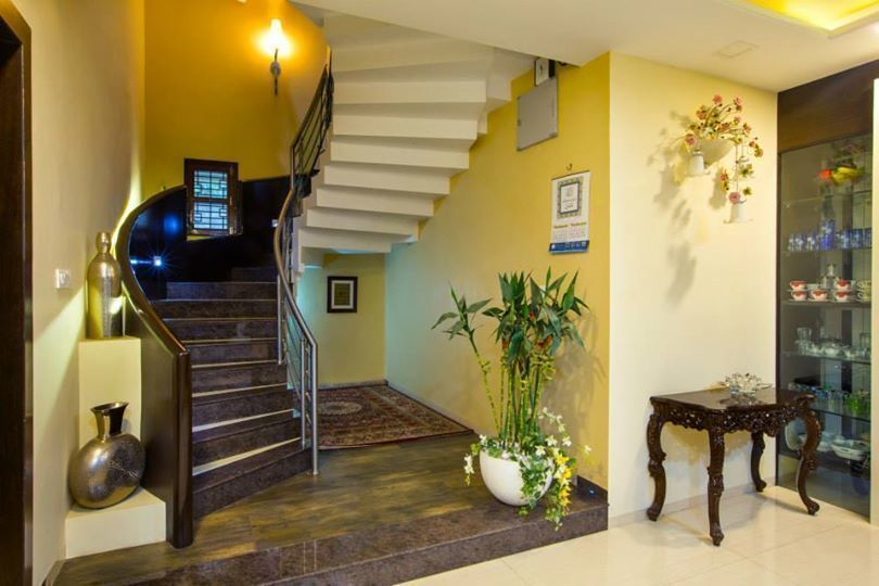 Mr Mulla Residence , Srujan Interiors & Architects Pvt Ltd Srujan Interiors & Architects Pvt Ltd Classic style corridor, hallway and stairs