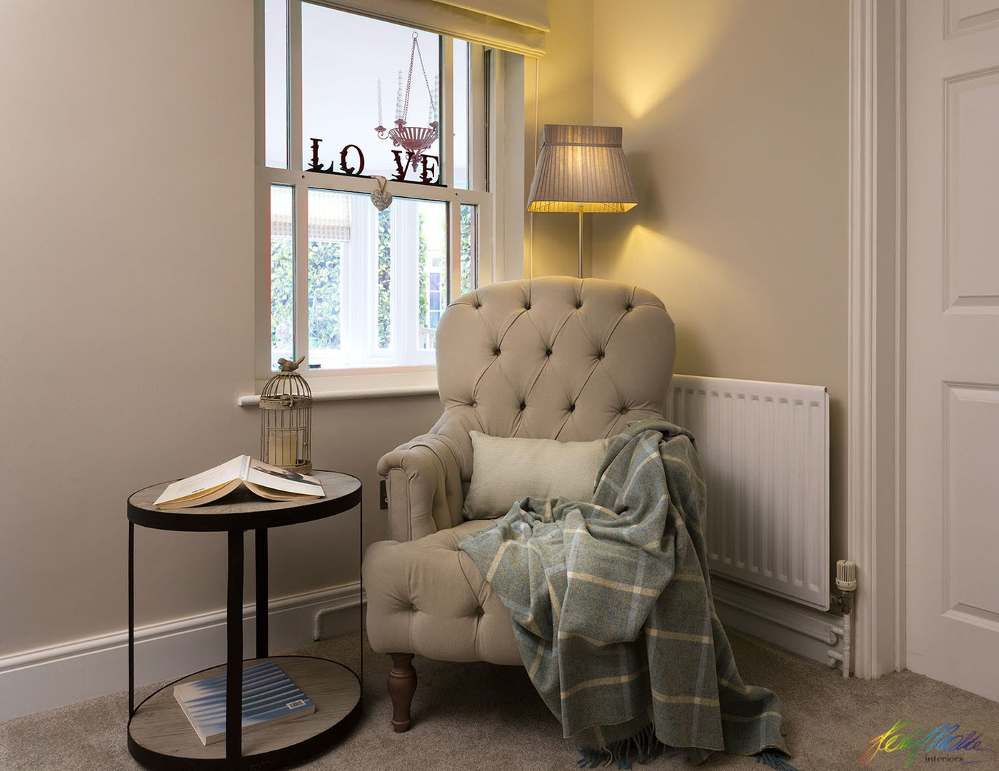 Reading corner with cozy armchair Katie Malik Design Studio ห้องนั่งเล่น