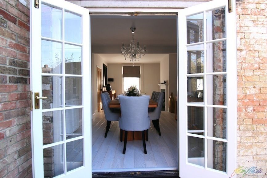 Dining room view from the garden homify Minimalistische eetkamers