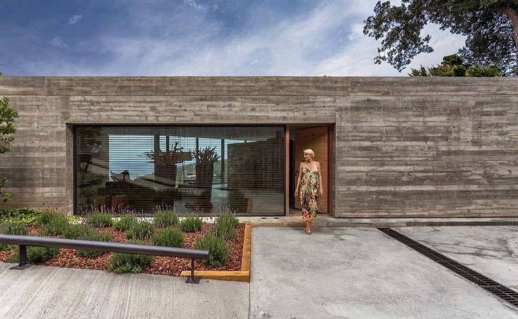 Acceso a la vivienda. VelezCarrascoArquitecto VCArq Casas de estilo moderno