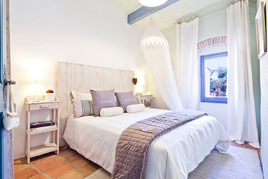 ALQUILER DE CASA EN EL EMPORDA CON MUCHO ENCANTO , decoradora JUDITH FARRAN , Home Deco Decoración Home Deco Decoración Rustic style bedroom Beds & headboards