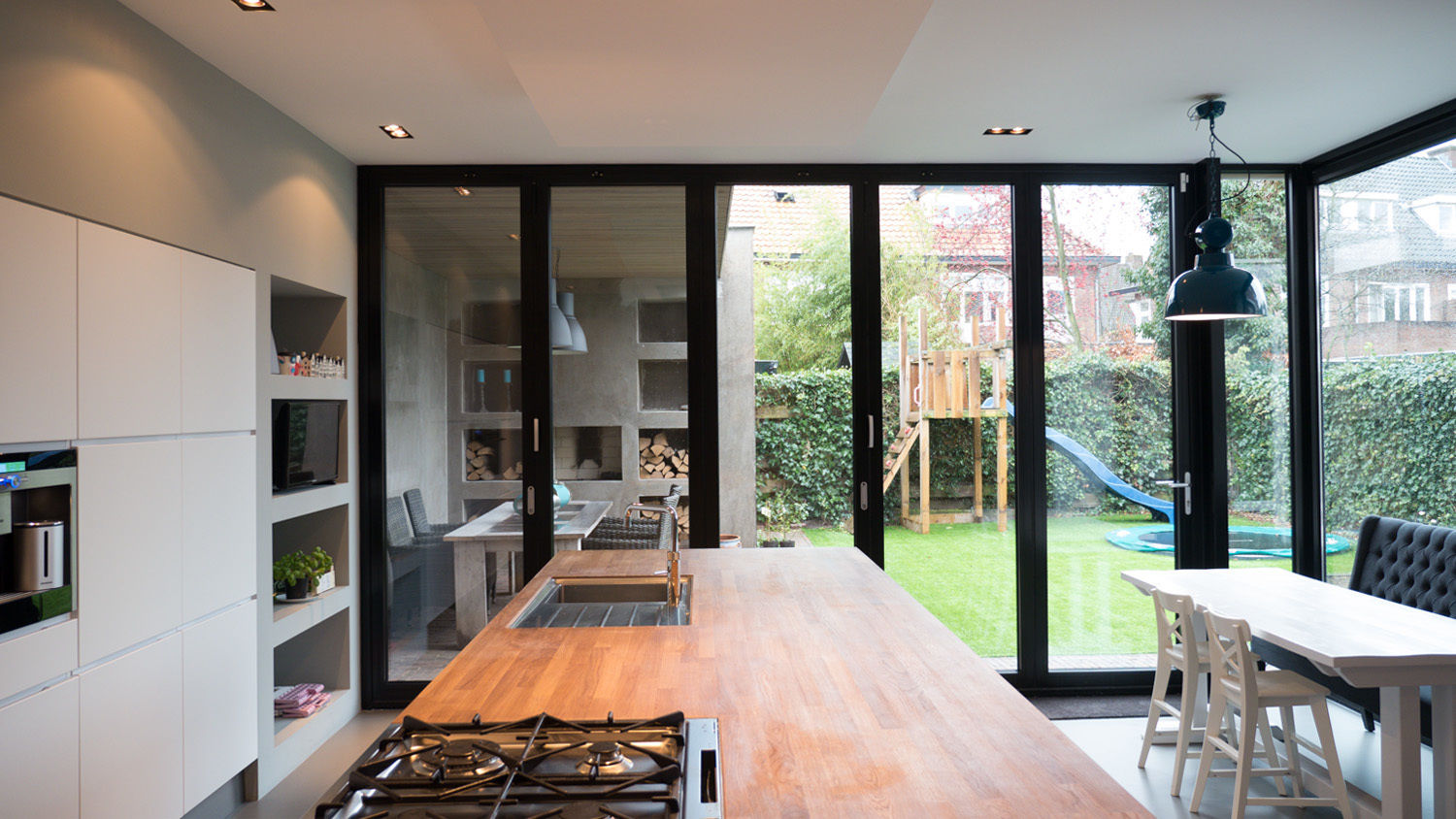 2-onder-1-kapper: De renovatie die er iets verbazingwekkends van maakt!, van Os Architecten van Os Architecten Modern kitchen