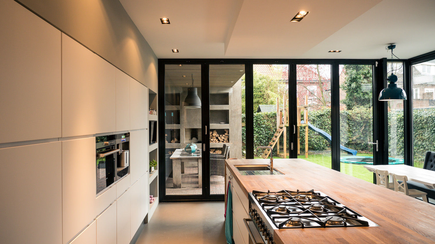 2-onder-1-kapper: De renovatie die er iets verbazingwekkends van maakt!, van Os Architecten van Os Architecten Modern windows & doors Windows