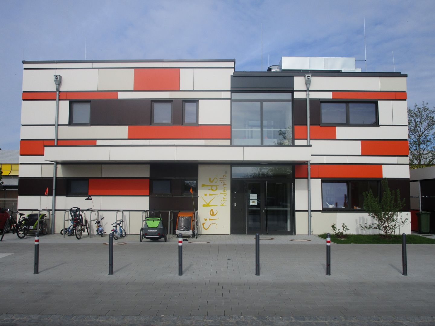 Kindervilla SieKids in Erlangen, Spiegel Fassadenbau Spiegel Fassadenbau Spazi commerciali Scuole