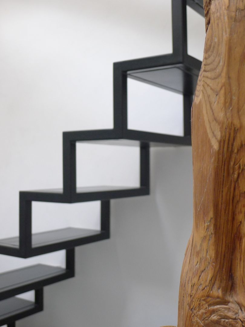 Detalle de escalera metalica B-mice Design + Architecture Salas modernas