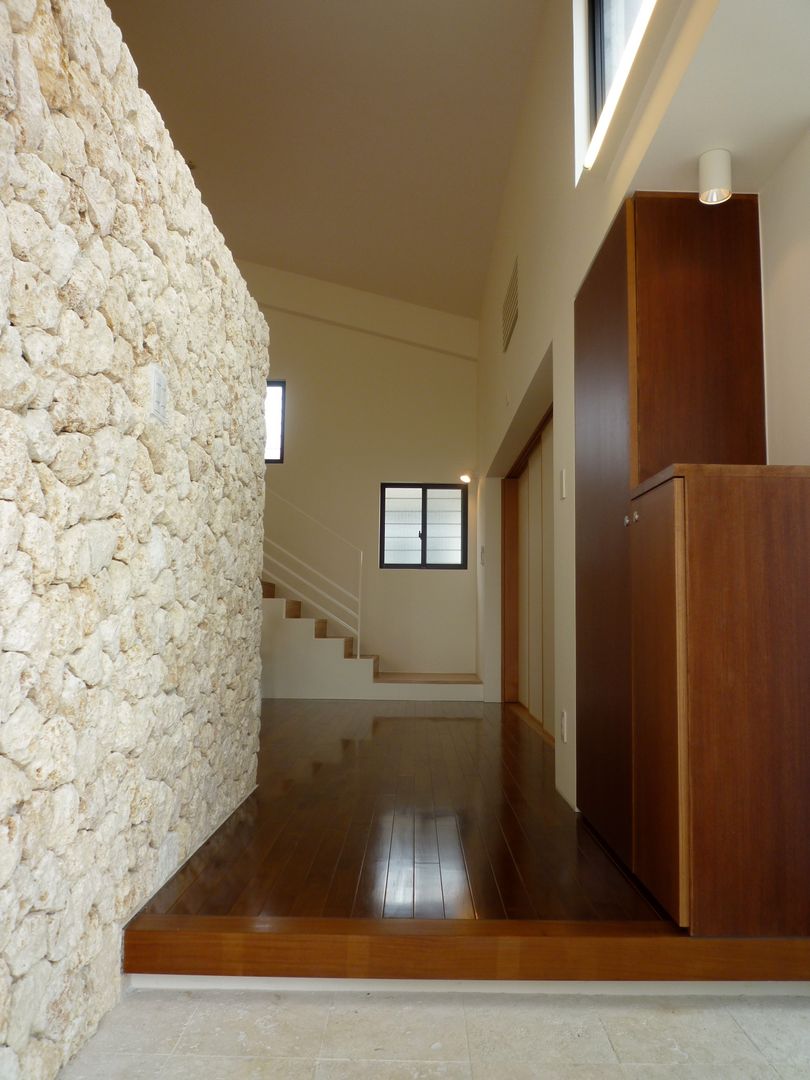 石壁の家, プラソ建築設計事務所 プラソ建築設計事務所 Modern corridor, hallway & stairs