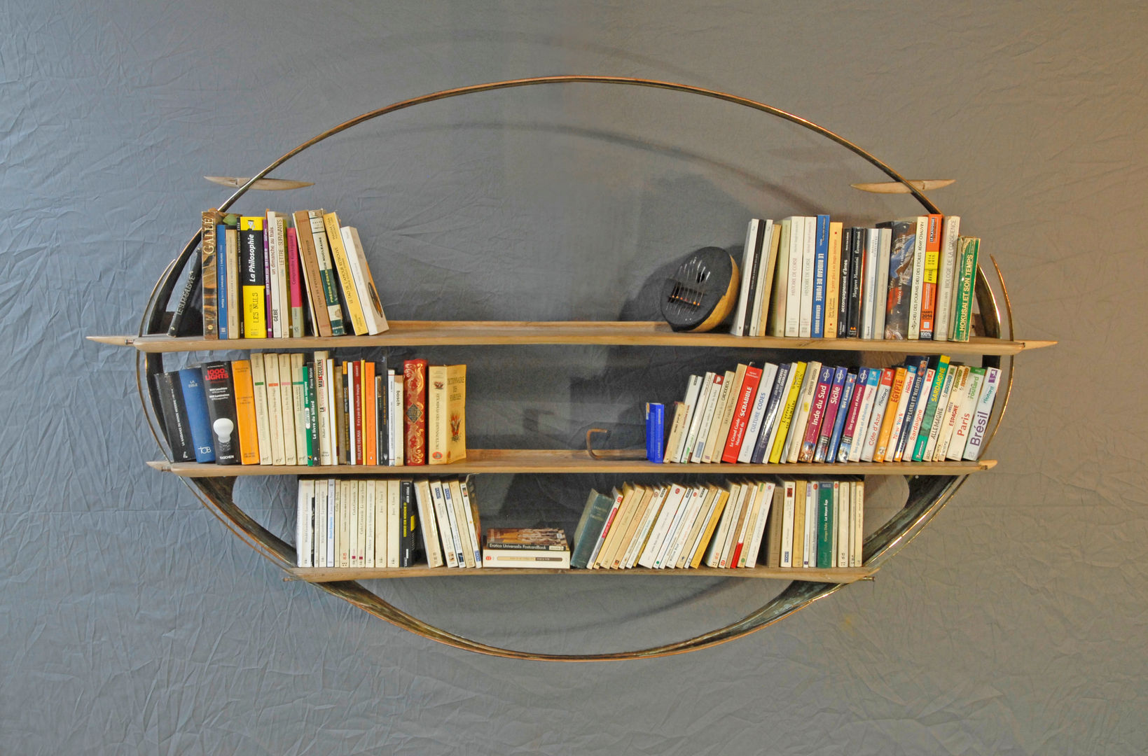 Bibliothèque-ellipse N°7 / Elliptic Book Case #7, Jean Zündel meubles rares Jean Zündel meubles rares Living room Shelves