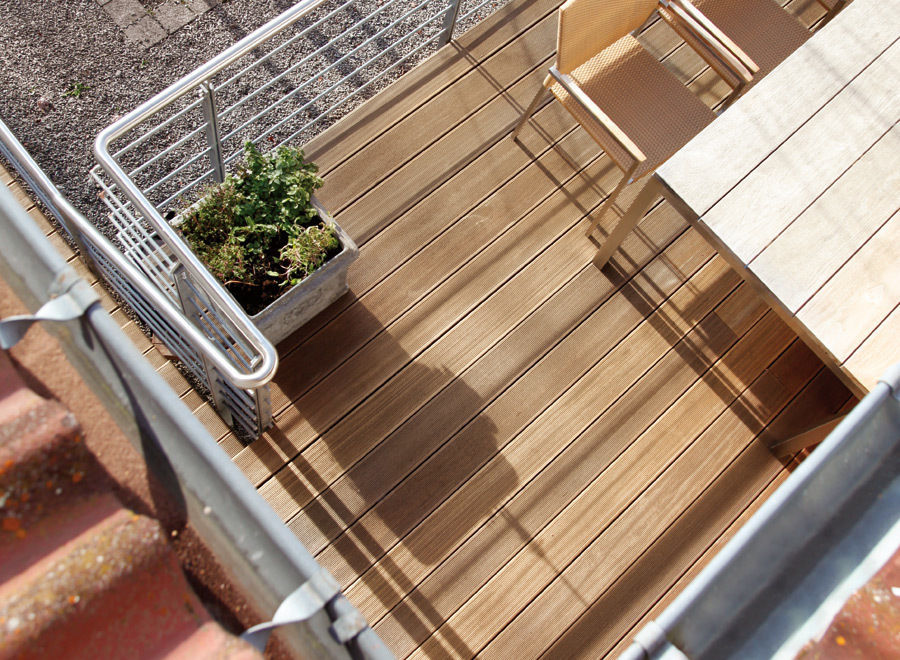 Decking: Natur pur, Architektur pur – schöne Optik – 3 bewährte Befestigungs-Systeme zur verdecken Verlegung von Holz-Terrassendielen, Braun & Würfele - Holz im Garten Braun & Würfele - Holz im Garten Modern balcony, veranda & terrace