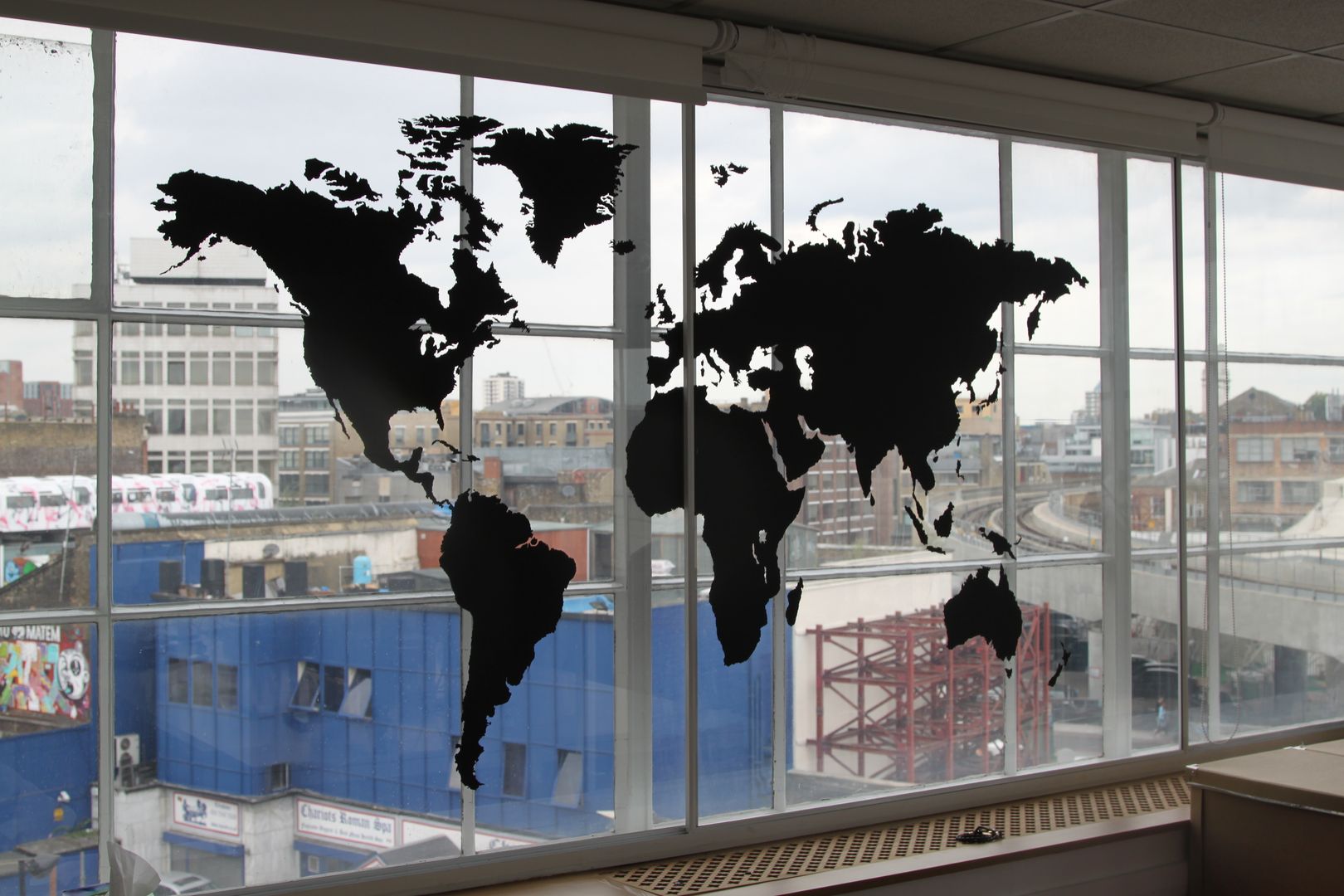 Large world map vinyl wall sticker Vinyl Impression شبابيك Window decoration