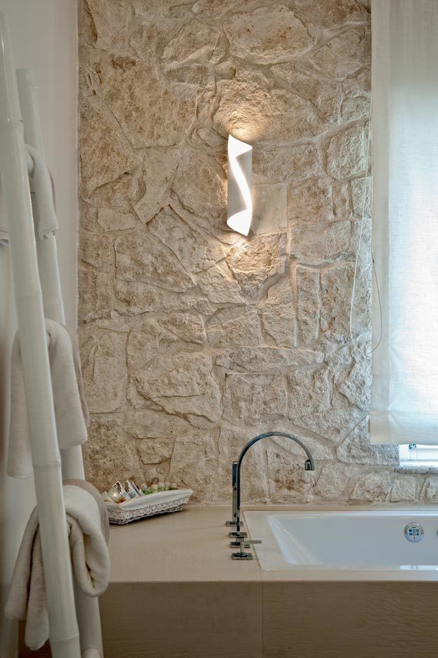 White Light, Francesca Ignani Interiors Francesca Ignani Interiors Tường & sàn phong cách Địa Trung Hải