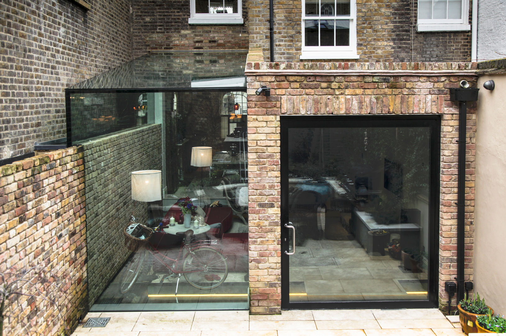 Pivot Door and Frameless Glass Box Extension Maxlight Casas estilo moderno: ideas, arquitectura e imágenes