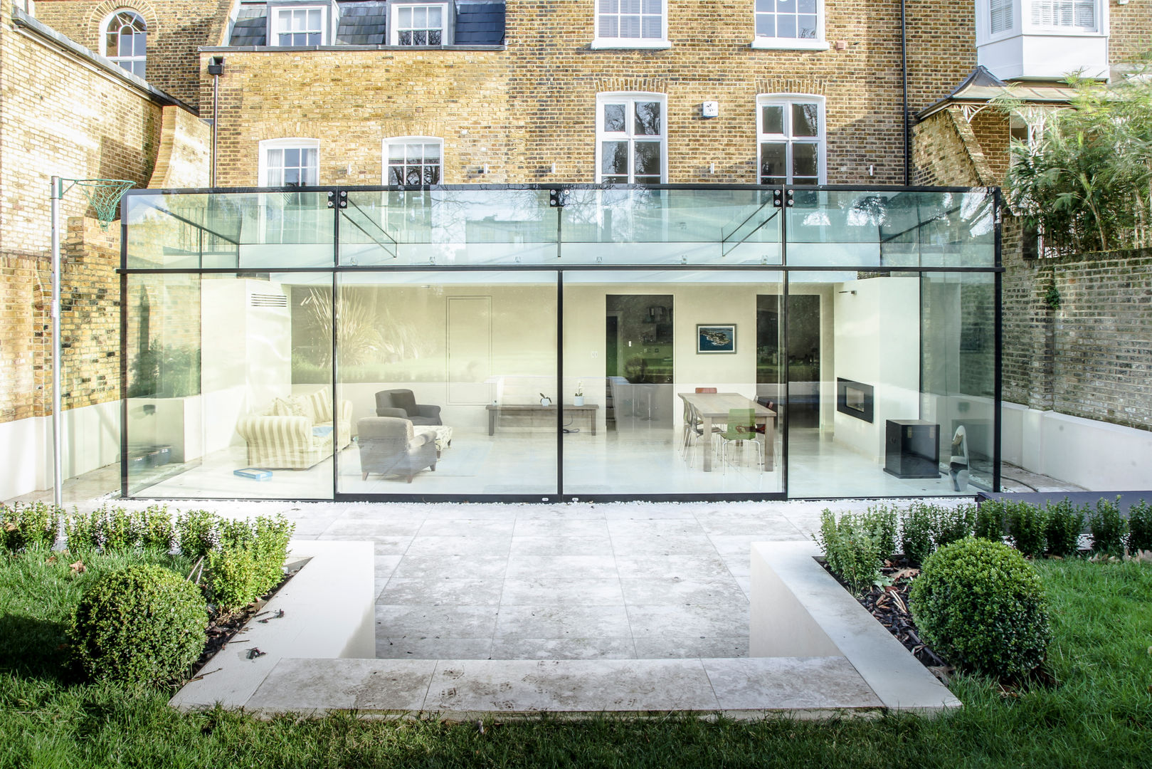 Barnes, London: Culmax Glass Box Extension Maxlight モダンスタイルの 温室