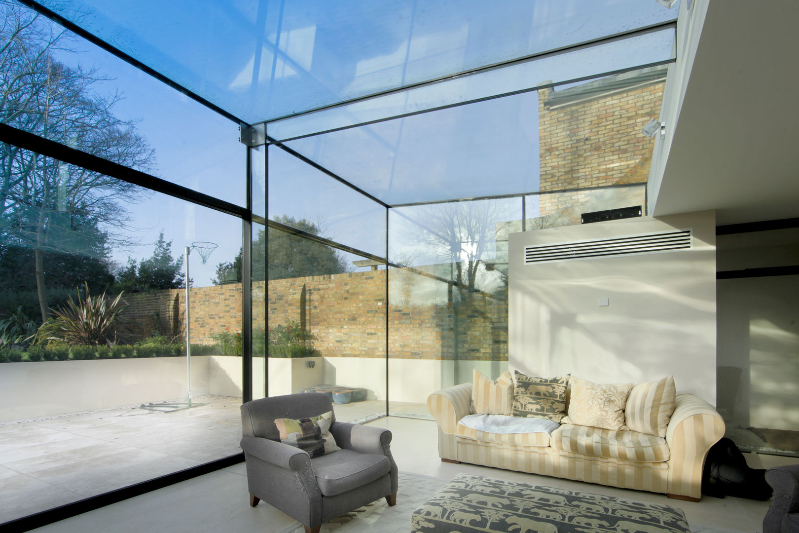 Barnes, London: Culmax Glass Box Extension Maxlight ミニマルスタイルの 温室