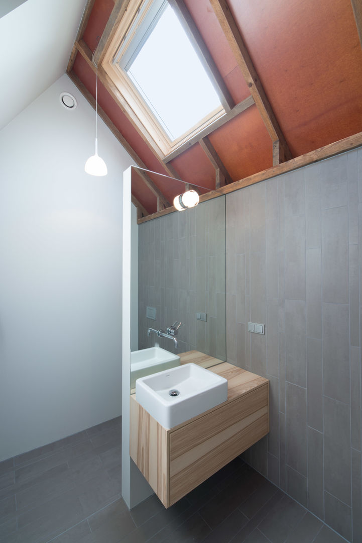 OUTstee, UMBAarchitecten UMBAarchitecten Baños de estilo moderno