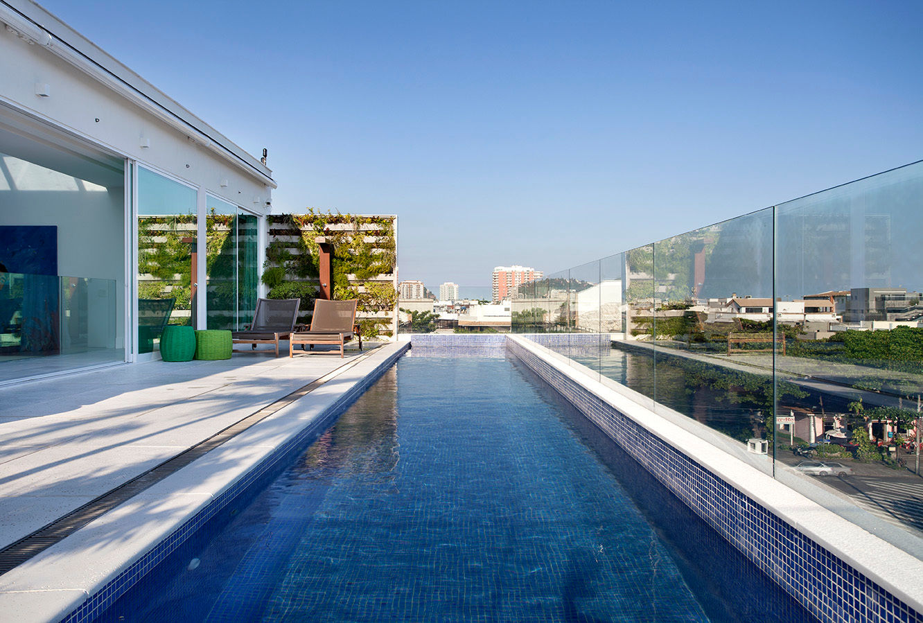 Cobertura Vista, Barra da Tijuca, Rio de Janeiro, Paula Neder Arquitetos Associados / Studio PN Paula Neder Arquitetos Associados / Studio PN Pool