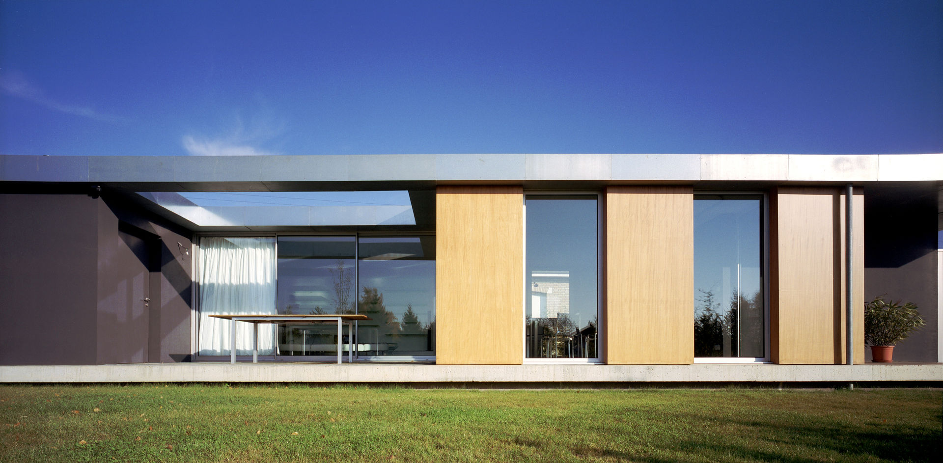 Maison V, Emmanuelle Weiss Architecte Emmanuelle Weiss Architecte Maisons modernes Ciel,Imeuble,Fenêtre,Rectangle,Ombre,Plante,Herbe,Porte,Propriété matérielle,Façade