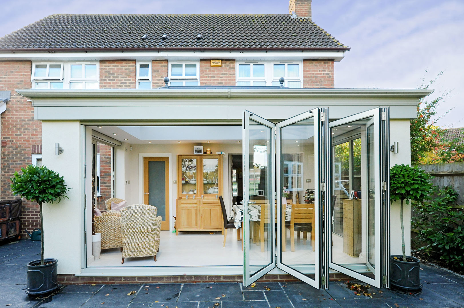 Aluminium orangery with bi fold doors homify Jardines de invierno de estilo moderno