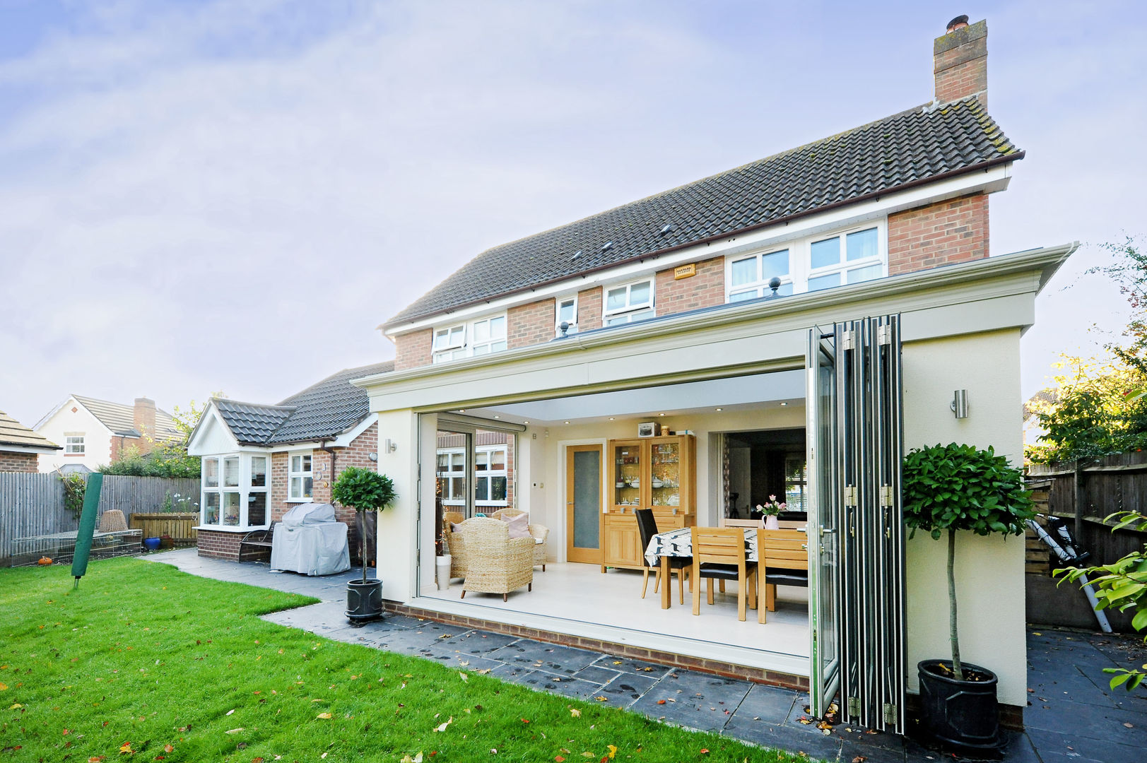 ​Aluminium orangery with bi fold doors homify Jardines de invierno de estilo moderno