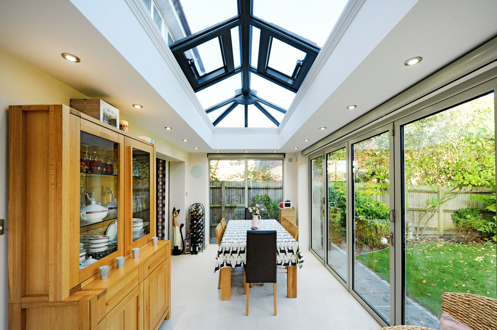 Aluminium orangery with bi fold doors homify モダンスタイルの 温室