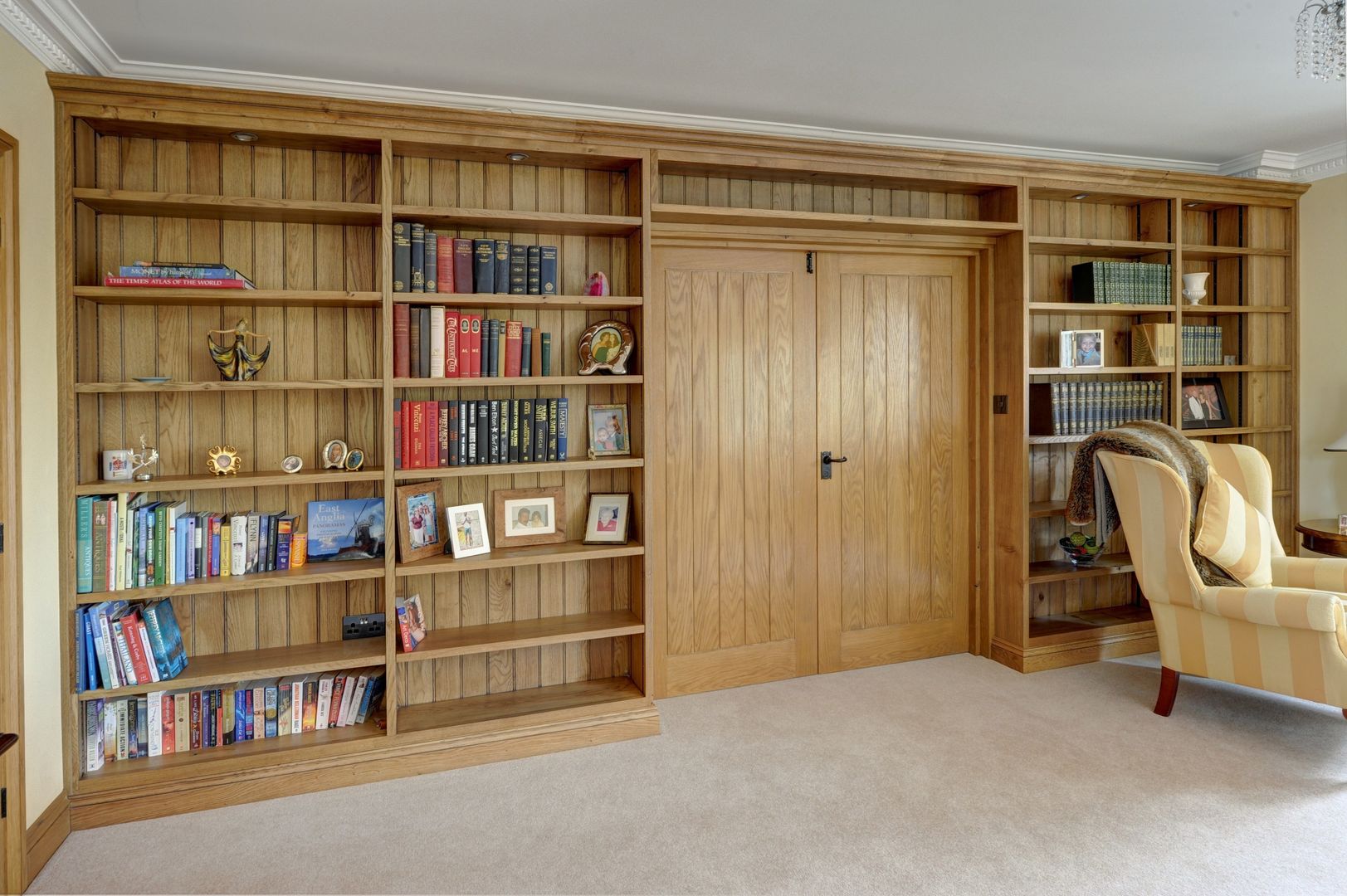 Oak Book Shelves Hallwood Furniture Oficinas y bibliotecas de estilo clásico