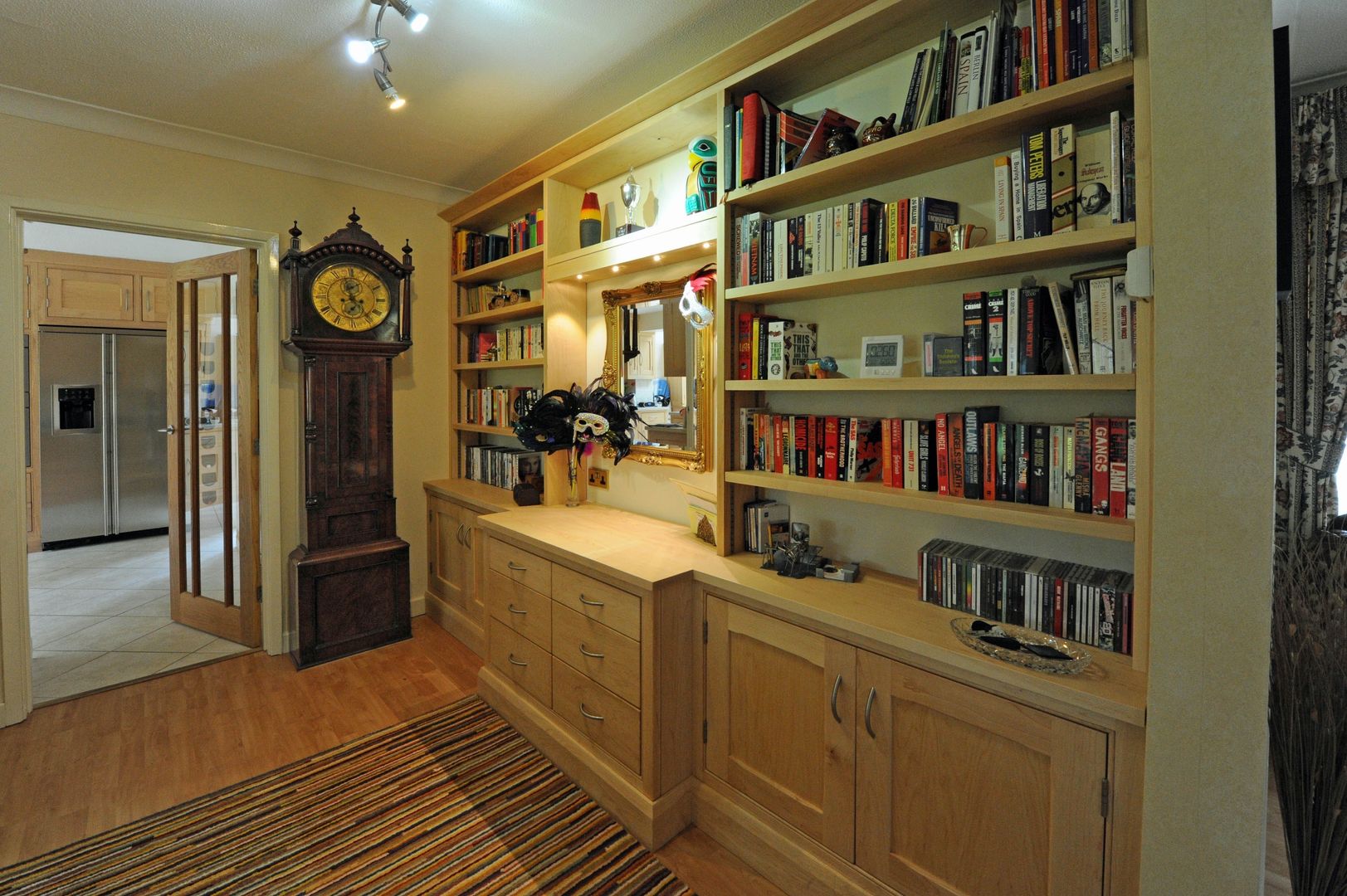 Maple book case/side-board Hallwood Furniture Klassieke studeerkamer