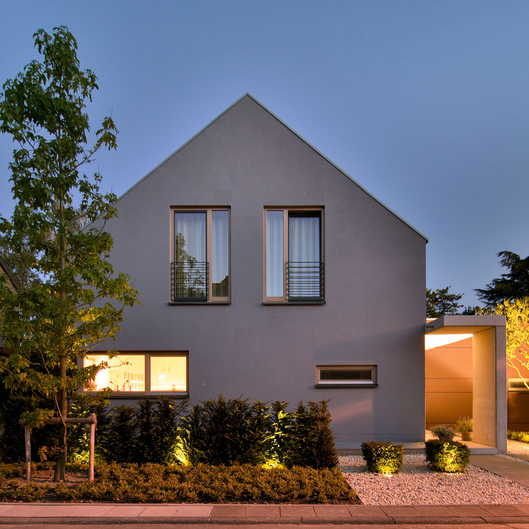 Modernes Wohnhaus mit Satteldach in Köln, wirges-klein architekten wirges-klein architekten Будинки