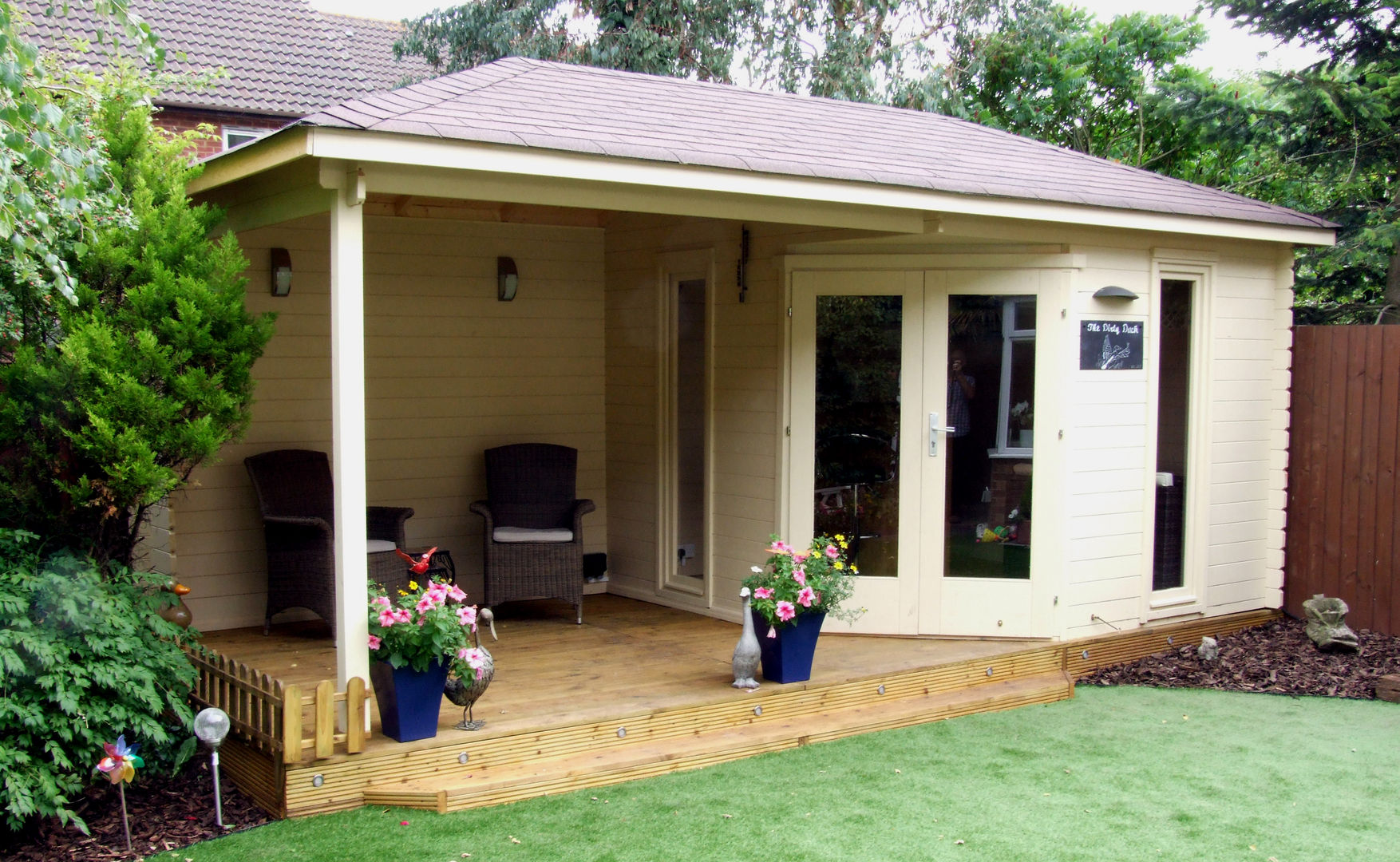 ​Highgrove Cabin 40 mm timber 576cm x300 cm. constructed on decking homify Study/office