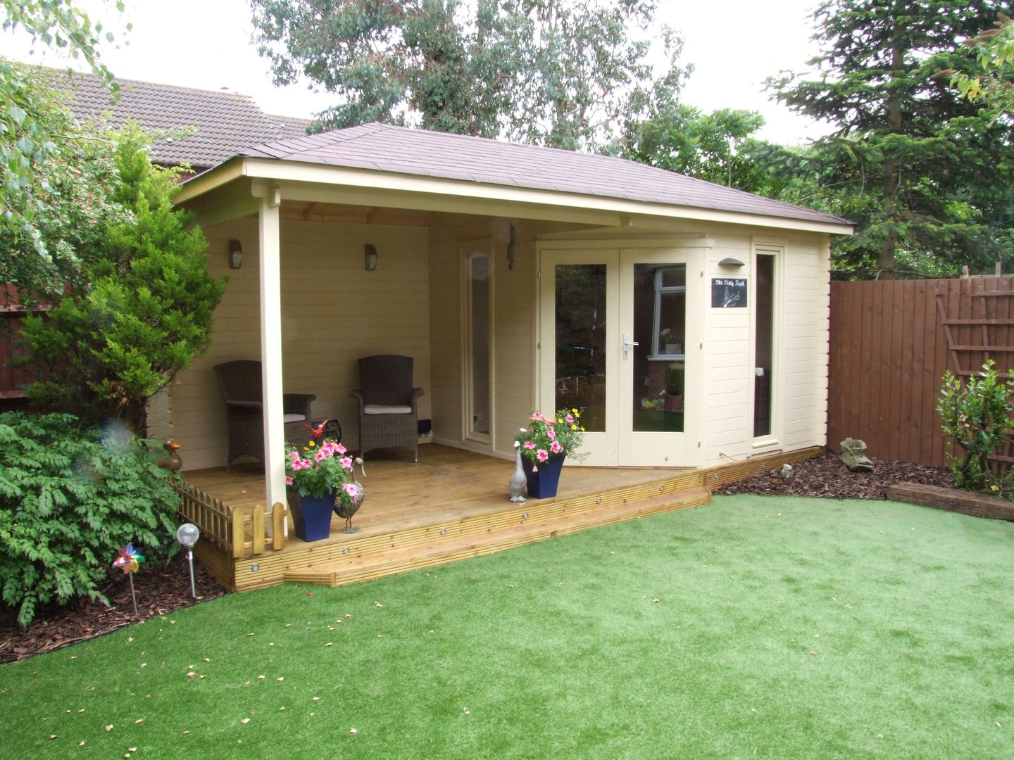 ​Highgrove Cabin 40 mm timber 576cm x300 cm. constructed on decking homify Study/office