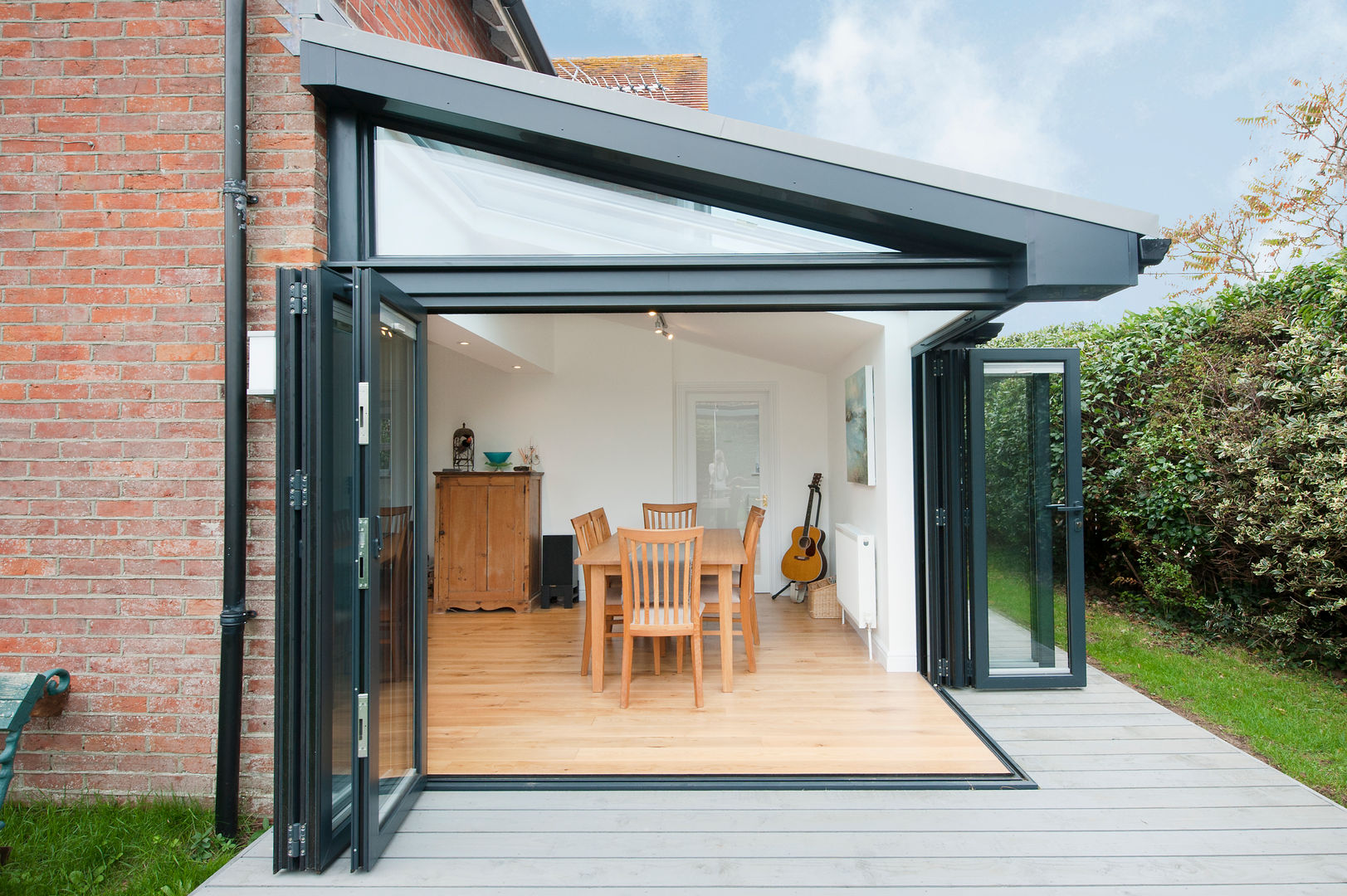 Bi Folding Door with Floating Corner Post Design homify Puertas y ventanas modernas