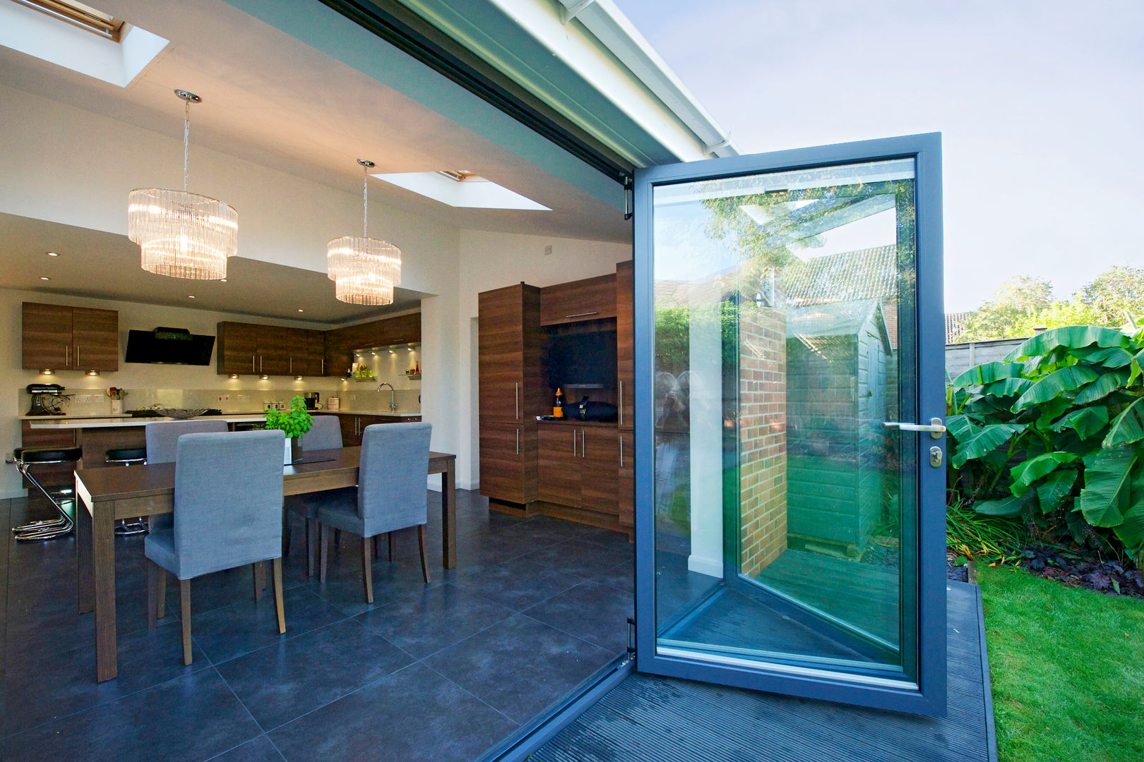 Kitchen Extension with Bi Folding Doors homify Moderne ramen & deuren