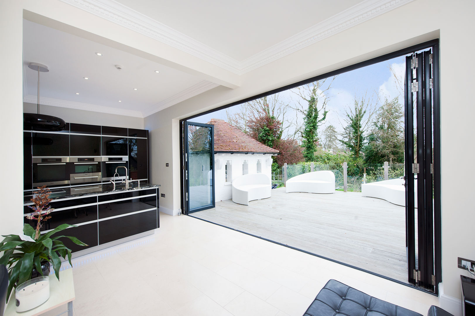 Kitchen Development with Bi Folding Doors homify Puertas y ventanas de estilo moderno