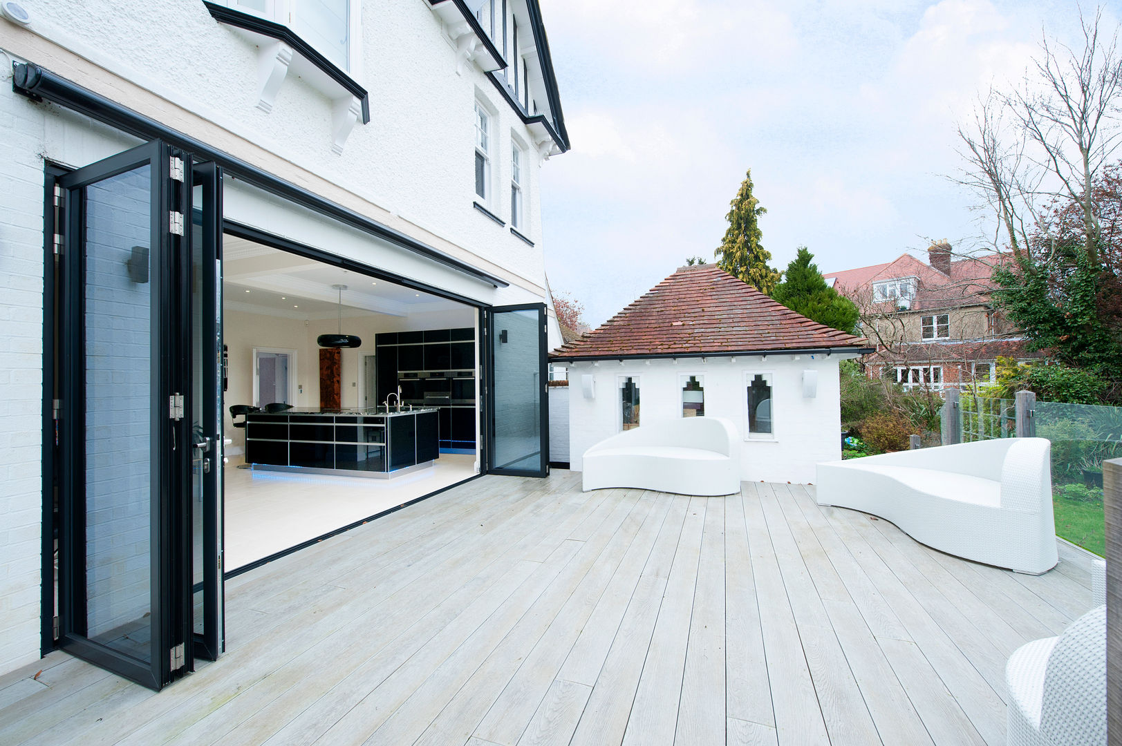 Kitchen Development with Bi Folding Doors homify Puertas y ventanas de estilo moderno