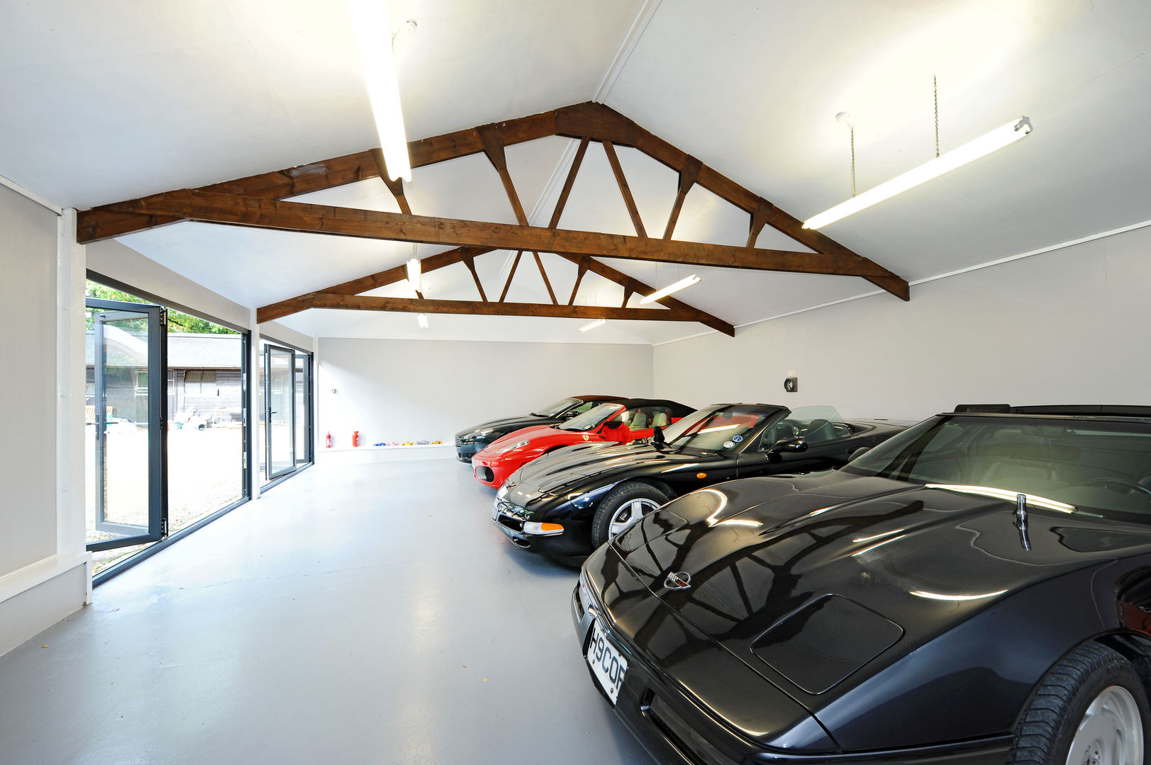 Garage conversion for luxury cars homify Modern Garaj / Hangar